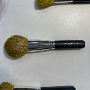 i.d. Bare Escentuals Full Flawless Face Brush